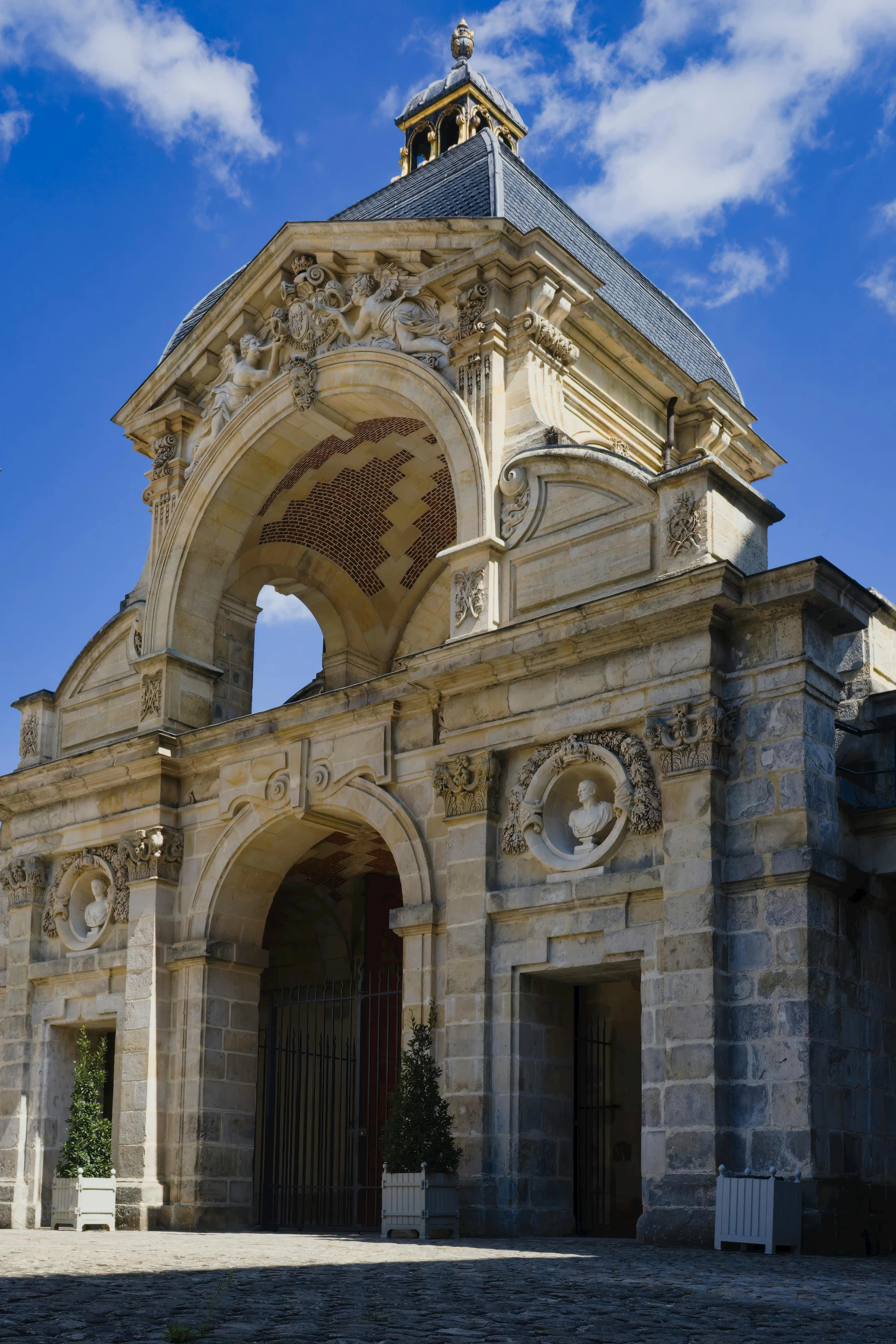 Fontainebleau Royal Apartments